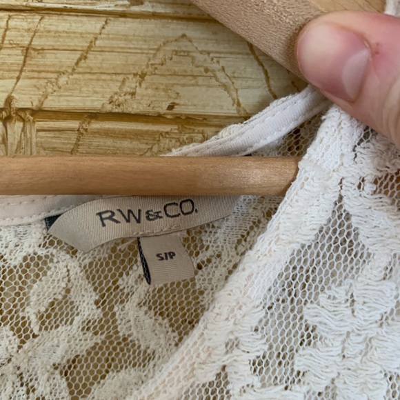 Cute lace top - Picture 3 of 4